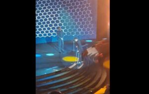 Riquelme é eleito como a revelação do Carioca e recebe o prêmio de muletas no palco; Assista