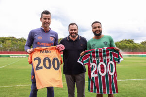 Fábio e Samuel Xavier recebem camisa em homenagem aos 200 jogos pelo Fluminense