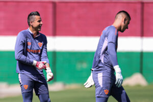 Aprovada? Fluminense estreou nova camisa de goleiros no jogo contra o Vitória