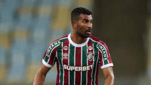 Thiago Santos pode voltar a ser volante no Fluminense após lesões