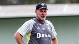 Tendência é que novo técnico do Fluminense seja mesmo um estrangeiro, diz jornalista