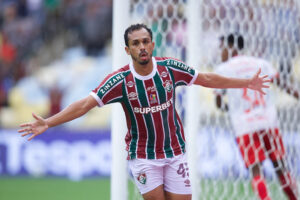 Desfalque nos últimos jogos, meia volta a treinar com o Fluminense