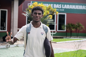 Wallace Davi é relacionado e jovem pode ser opção para ausências no elenco do Fluminense