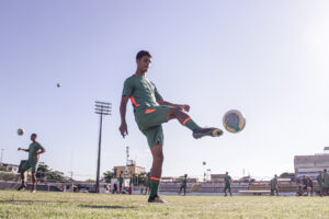 Lateral do Fluminense cobra concentração em clássico com o Flamengo pelo Brasileirão sub-20