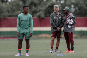 Treinador do Borussia Dortmund afirma que ainda não estudou Renato Gaúcho e não conhece Arias