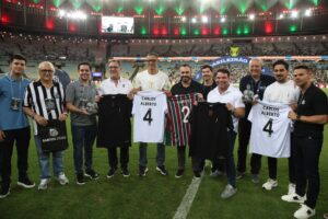 Representado pelo filho, Carlos Alberto Torres é homenageado por Fluminense e Santos no Maracanã