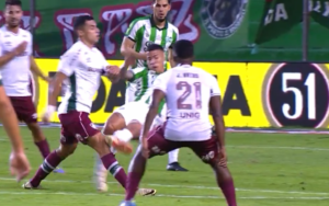 Confira a análise do árbitro para não expulsar jogador do Juventude em lance com Serna: “Acidental”