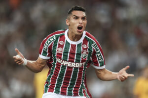 Serna pode usar usado com posicionamento diferente pelo Fluminense nesta noite; Entenda