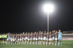 Com as mãos no rosto, Fluminense protesta contra arbitragem antes de clássico com Flamengo; veja