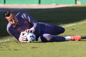 Fluminense publica sequência incrível de defesas de Fábio em treinamento; assista