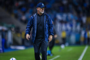 Ex-Fluminense, Mano Menezes é eliminado por time da Série C com o Grêmio na Copa do Brasil e detona arbitragem