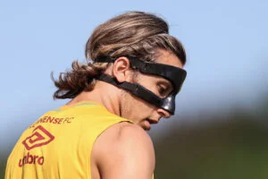 Vídeo: De máscara, atacante participa de treino do Fluminense nos EUA