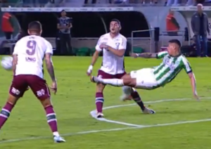 Jornalista mostra estado da perna de Serna após forte entrada em Juventude x Fluminense