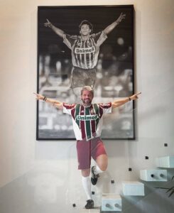 Lembra dele? Autor de um golaço em baile sobre o Fla na final, ex-meia exibe momento com orgulho em sua casa