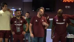 “Se jogar como hoje, vai bater lá em cima”, diz presidente aos jogadores do Fluminense após clássico