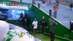 Lateral do Fluminense é “resgatado” do vestiário após expulsão ser cancelada; assista