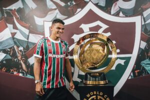 Jogadores do Fluminense veem taça do Mundial de Clubes pela primeira vez