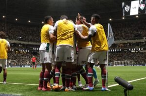Técnico tricolor evita críticas ao elenco, volta a falar sobre reforços e justifica a não entrada de Ganso