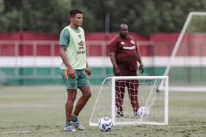 Thiago Silva deve voltar a ser titular no Fluminense contra o Vasco, clube em que mais marcou gols pelo Tricolor