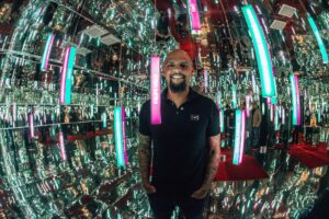 Felipe Melo se emociona ao conhecer o Museu Fluminense