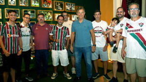 Ao lado de sócios do clube, Edinho visita o Museu do Fluminense, em Laranjeiras