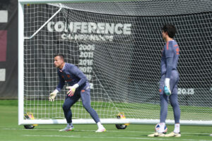 Fábio, do Fluminense, faz registro do treino desta segunda; veja como está o clima
