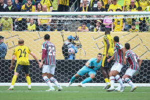 Contra o Borussia, na Copa do Mundo de Clubes, Fábio iguala recorde de “clean sheets” de Buffon
