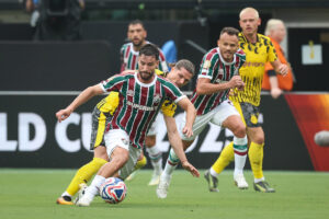 Veja grande jogada do Fluminense contra o Borussia da arquibancada