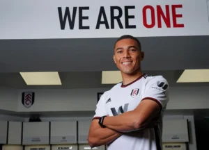 Especulado no Fluminense, atacante aparece em “barca” do Fulham e vai ficar livre no mercado