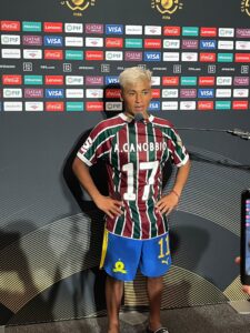 Cabe no Fluminense? Destaque do Mamelodi sai de campo com camisa do Tricolor