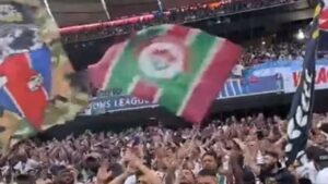 Bandeira do Fluminense é vista na torcida do PSG na final da Liga dos Campeões