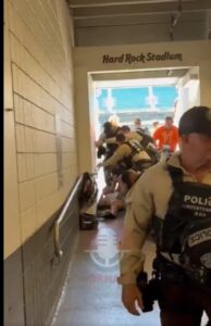 Com violência, policiais detêm torcedores do Fluminense no Hard Rock Stadium