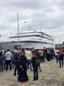 Torcedores do Fluminense fazem fila para embarcar no Flu Boat; Veja imagens
