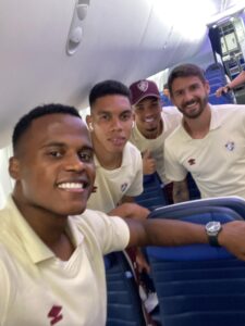 Fluminense compartilha fotos no avião rumo a Nova Jersey