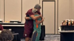 Soteldo se integra ao elenco do Fluminense e ganha forte abraço de Renato Gaúcho