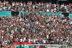 Veja imagens da festa da torcida do Fluminense no duelo contra o Mamelodi