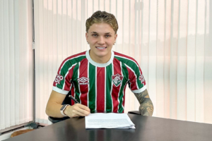 Lateral celebra renovação contatual com o Fluminense