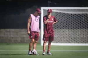 Provável escalação: Renato deve repetir base do time da estreia, mas ataque ainda tem dúvida