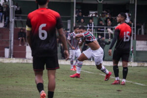 Após um mês lesionado, Kelwin vibra com retorno em grande estilo ao Fluminense