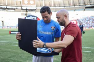 Antes de Fluminense x Bangu, Ganso recebeu placa em homenagem aos seus 300 jogos