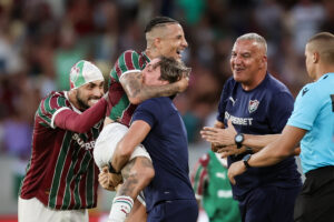 Relembre o primeiro gol de Arana, aniversariante do dia, pelo Fluminense