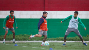 Fluminense treina embaixo de chuva no CTCC; veja imagens