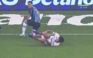 Lateral do Fluminense deixa gramado contra o Grêmio após machucar o joelho