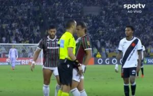 Hulk, do Fluminense, detona árbitro por “peitada” em Canobbio