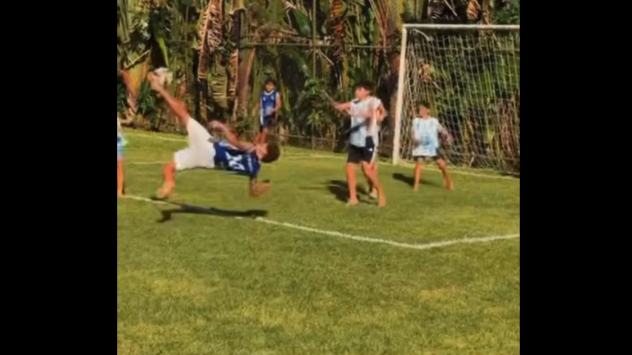 10, faixa e gola&ccedil;o: filho de Ganso encanta torcida do Fluminense em pelada; assista
