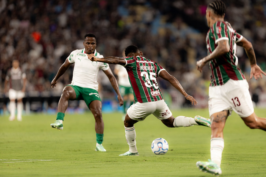 Jhon Arias é criticado e relembra importância do Fluminense em sua carreira